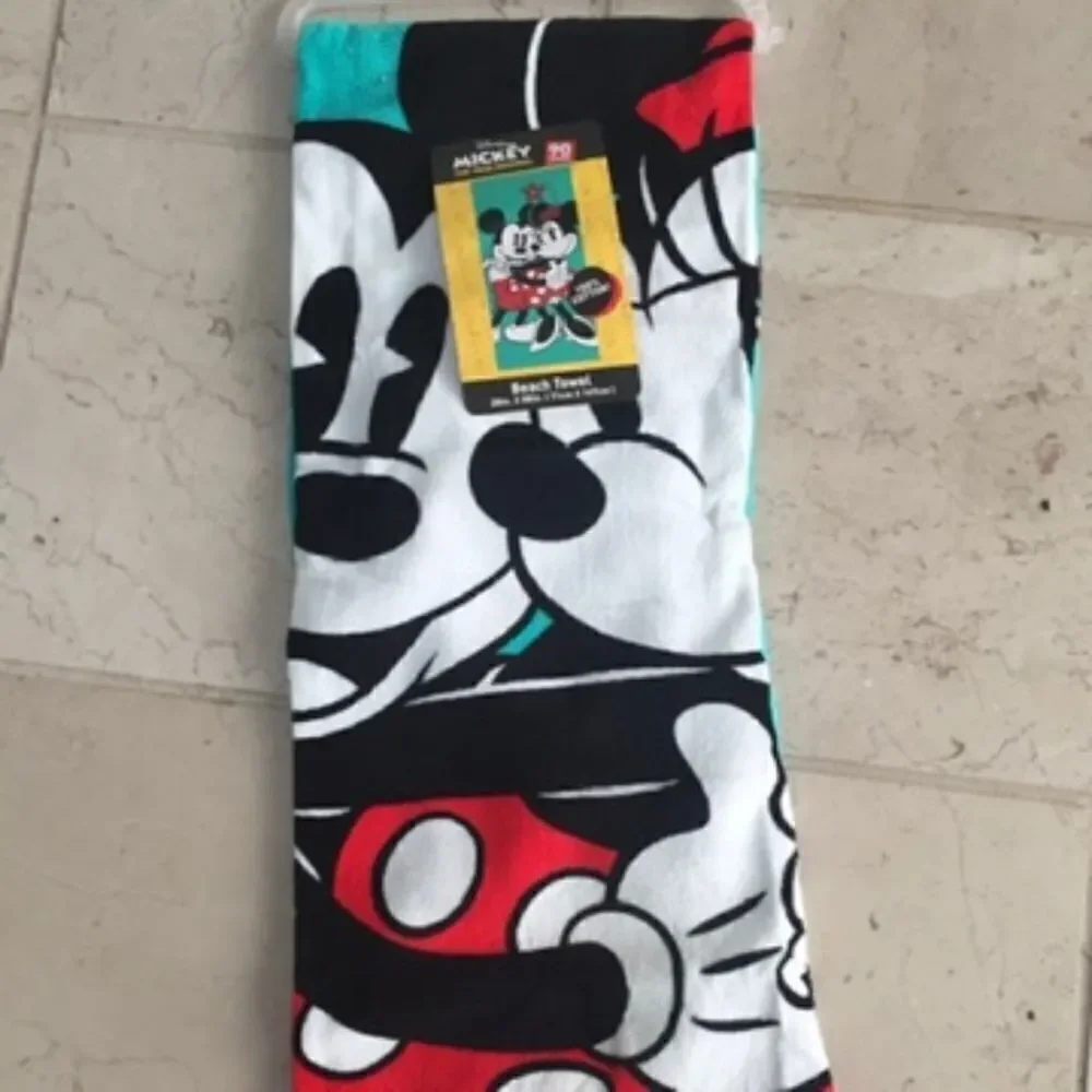 NWT Disney Mickey & Minnie Mouse Hug Green,Red,White & Black 38”x58” Beach Towel